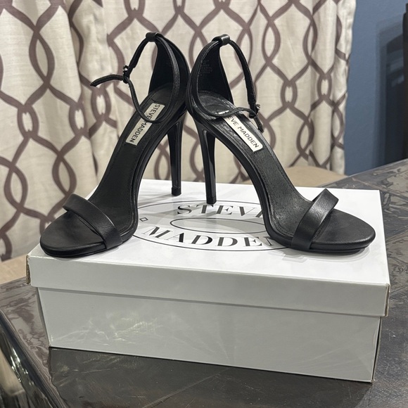 Steve Madden Black Open-Toe Ankle-Strap Heeled Sandals - Picture 5 of 6